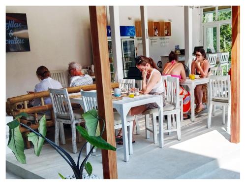 湄南海滩Ampha Place Hotel的一群坐在餐厅桌子上的人