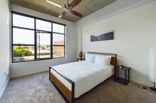 奥克兰Oakland 1br w balcony nr dining shops bart SFO-1552的一间卧室设有一张大床和一个大窗户