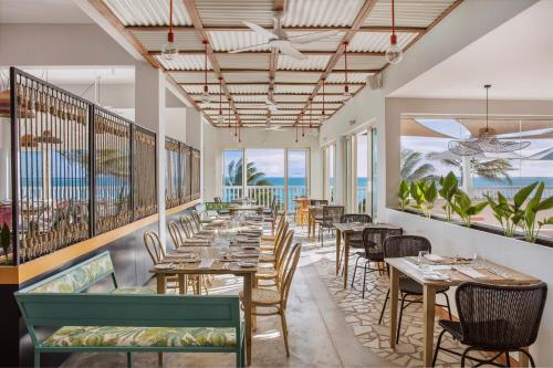 Rodrigues IslandC Rodrigues Mourouk的一间设有桌椅的海洋餐厅
