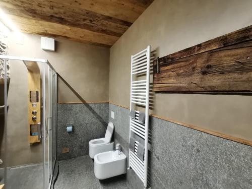 瓦尔迪索托B&B da Lucia 2 Bormio的浴室配有白色卫生间和盥洗盆。