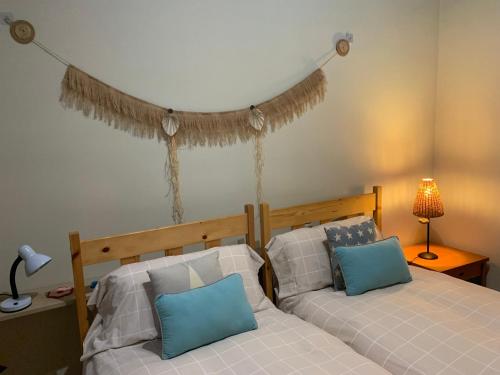 Mont-ralCasa Major的一间卧室配有一张带蓝色和白色枕头的床