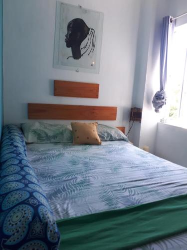 马埃堡L'Allamanda的卧室内的一张蓝色棉被
