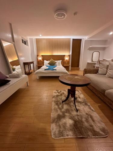 马比尼CasaDel Beach House的客厅配有沙发和桌子