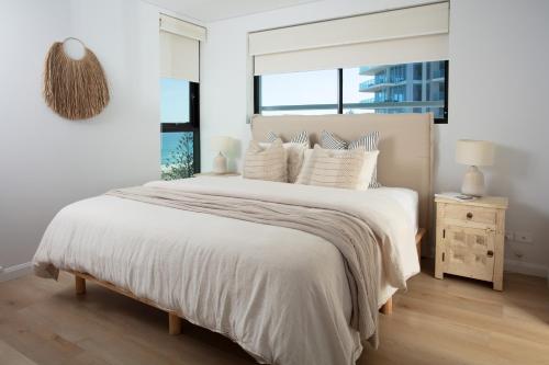 黄金海岸Villa Sol - Luxury 3 Bedroom Villa in Kirra的白色卧室配有一张带白色床单和枕头的大床