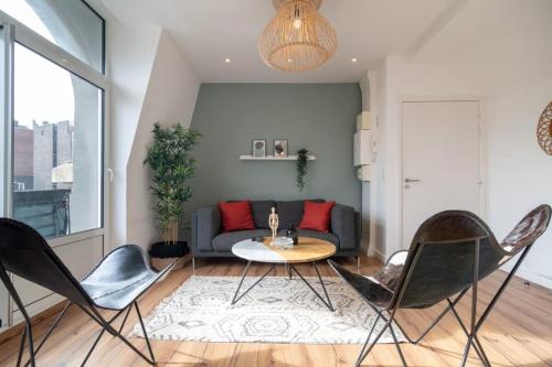 马尔康巴勒尔Marcq en Baroeul - Superb apartment + parking的客厅配有沙发和桌椅