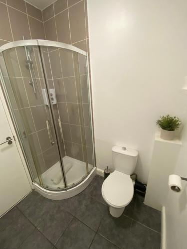 莱斯特Midland Apartments- one bedroom的带淋浴和卫生间的浴室