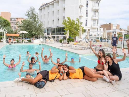 拉文纳Hotel Marina Beach的一群人躺在游泳池里
