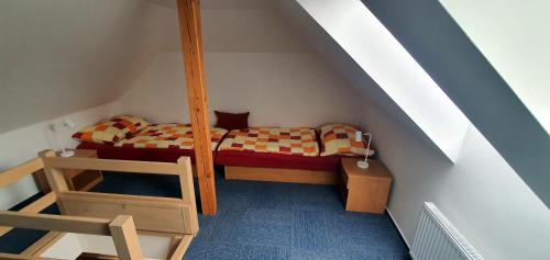 塞米利Apartmány Semily的小房间,设有床和梯子