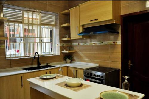 基加利VILLA MODERNE CHEZ YVONNE的厨房配有木制橱柜和台面
