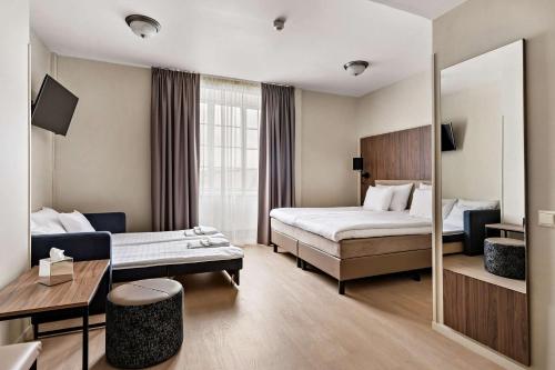 斯德哥尔摩卡勒普兰贝斯特韦斯特酒店的酒店客房,设有两张床和镜子