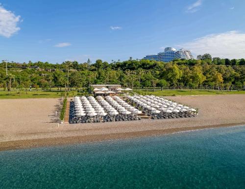 安塔利亚Rixos Downtown Antalya - The Land Of Legends Access的海滩上一排带遮阳伞的桌子