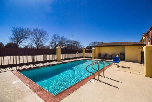 贝城Quality Inn Bay City TX的一个带围栏的院子内的游泳池