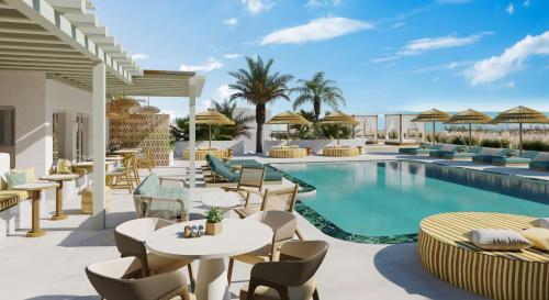 卡拉法蒂斯NUMO Mykonos Boutique Resort的一个带游泳池和桌椅的度假酒店