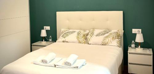 科尔多瓦Tabor的卧室配有一张带2条毛巾的大型白色床