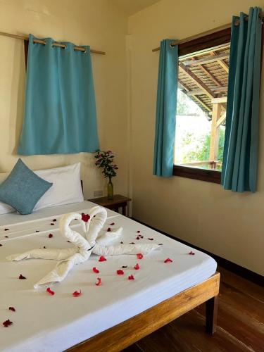 圣维森特Lunazul Guesthouse的一间卧室,床上有玫瑰花床