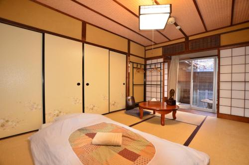 京都色彩旅舍的一间卧室配有一张床和一张书桌