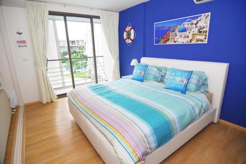 七岩队长雷乌亚桑科雷姆公寓的蓝色卧室,配有蓝色墙壁的床
