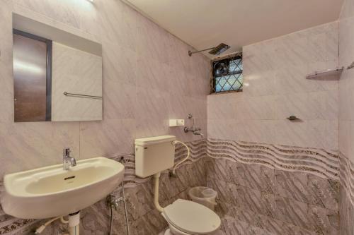 卡兰古特Rosa Bella Resort-TBV的一间带水槽和卫生间的浴室