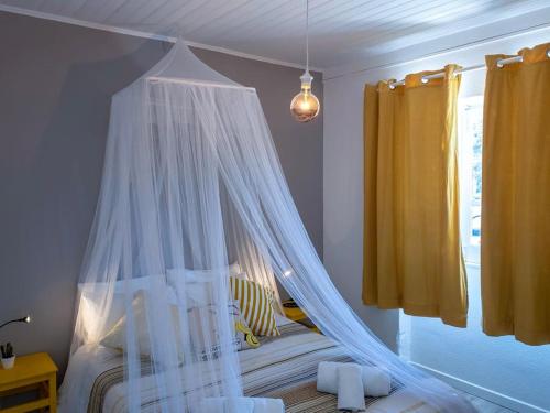 CarvoeiraHouse beach in Lizandro by Ericeira Property的一间卧室配有一张带蚊帐的床