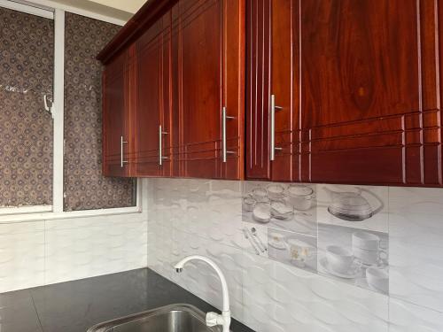 科伦坡Nexus 25的一个带木制橱柜和水槽的厨房
