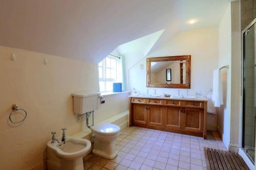 马拉海德Rare Opportunity to stay on Unique Private Estate的一间带卫生间、水槽和镜子的浴室