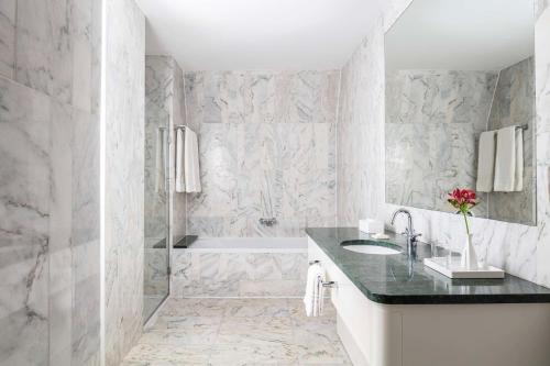 布达佩斯Anantara New York Palace Budapest - A Leading Hotel of the World的白色的浴室设有水槽和浴缸。