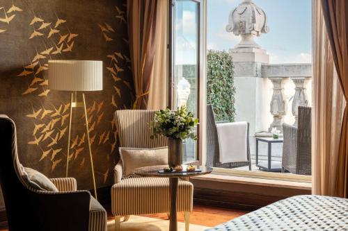 布达佩斯Anantara New York Palace Budapest - A Leading Hotel of the World的配有椅子和桌子的房间以及窗户