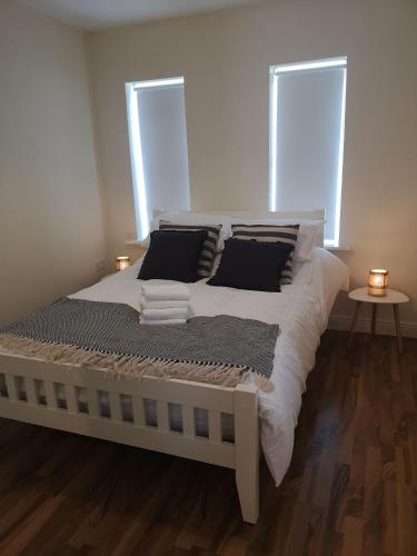 阿赛Spacious and warm 2 bedroom apartment sleeps up to 5的卧室配有白色床和2扇窗户