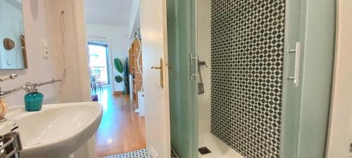 圣塞瓦斯蒂安LUZ-GROS的浴室配有白色水槽和淋浴。