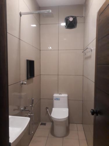 埃尔讷古勒姆CosyCove的浴室配有卫生间、盥洗盆和淋浴。
