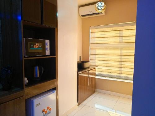阿布贾The Seasons Apartment Kado的客房设有带电视和微波炉的窗户。