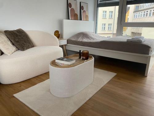 比勒费尔德Studio Apartment mit Stellplatz的客厅配有沙发和1张床