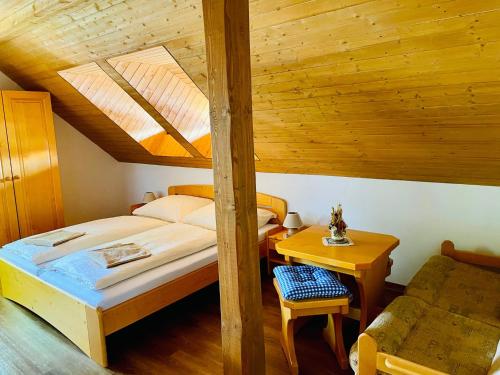 赫林斯科Chalupy Betlém Hlinsko的一间卧室设有一张床和木制天花板