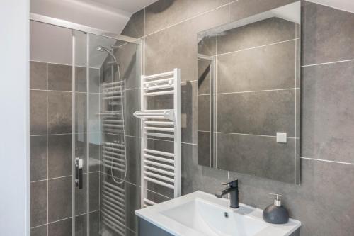 奥尔良Maison rénovée-moderne avec cour à 2 pas du centre的一间带水槽和淋浴的浴室