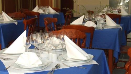 南埃福列Hotel Splendid的一张带蓝桌的桌子,配以酒杯和餐巾