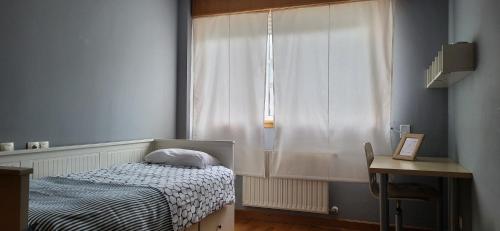 拉科鲁尼亚Apartamento en Coruña con parking的一间小卧室,配有床和窗户