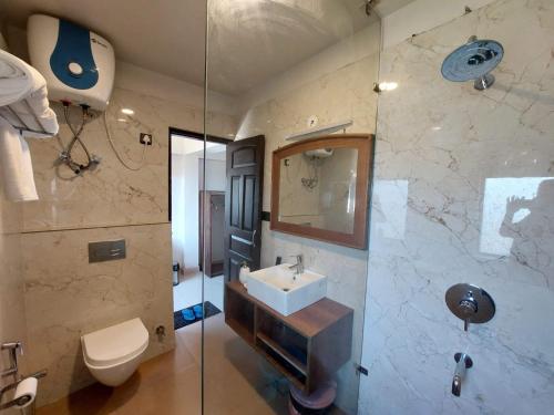 比姆塔尔Alinda House Naukuchiatal by THE GHAUR的一间带水槽、卫生间和淋浴的浴室
