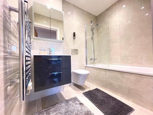 里克曼斯沃斯Urban Living with Free Wi-Fi & Parking的浴室配有卫生间、盥洗盆和淋浴。