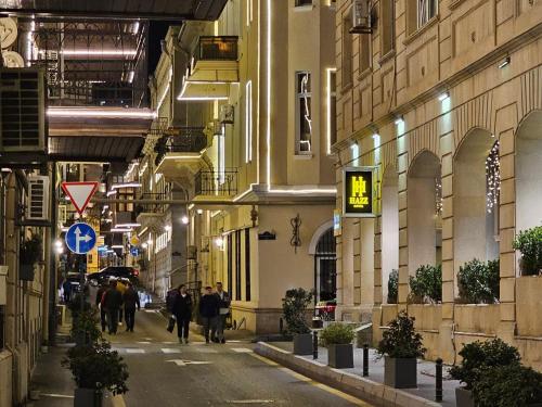巴库Haz Boutique Hotel Baku的一群人晚上在街上走