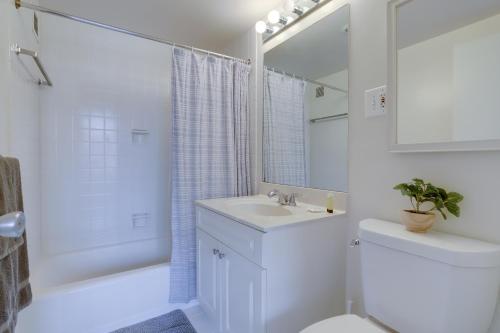 阿林顿Beautiful 2/2 Bedroom Condo @Crystal City With Gym的一间带水槽、卫生间和淋浴的浴室