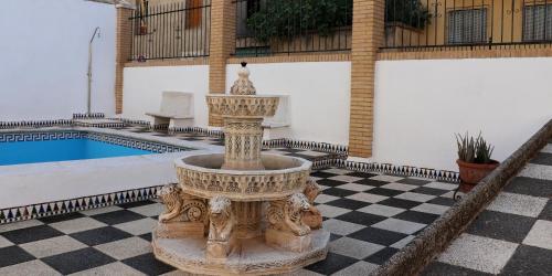 拉苏维亚casa el chiquitín的庭院中央的喷泉,带游泳池