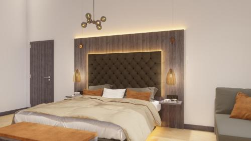 维也纳Urban Rooms Rathaus - Self Check-In的一间卧室配有一张大床和木制床头板