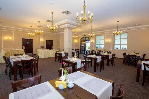 里沃Hotel Residence的用餐室配有桌椅和吊灯。