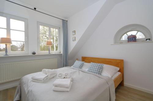 曼克玛肖Ferienhaus-Wattpieper的一间卧室配有带毛巾的床