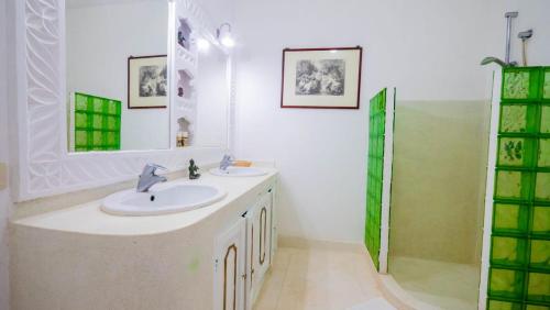 马林迪Great Rustic Escape 3 bedroom Villa, Casuarina, Malindi的白色的浴室设有水槽和淋浴。