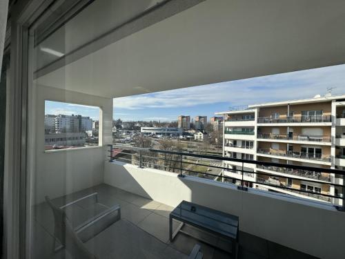 安锡Appartement de Romain的享有建筑景致的阳台