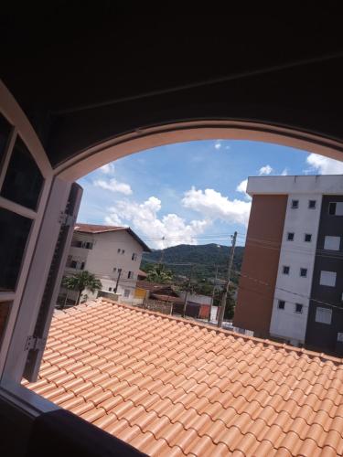 乌巴图巴Suite região central的从窗户可欣赏到瓦屋顶的景色