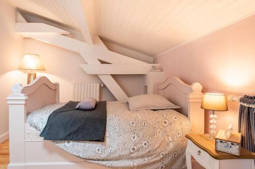洛特河畔的维伦纽夫La Chambre "Rose" d'Hauterive的阁楼卧室配有床