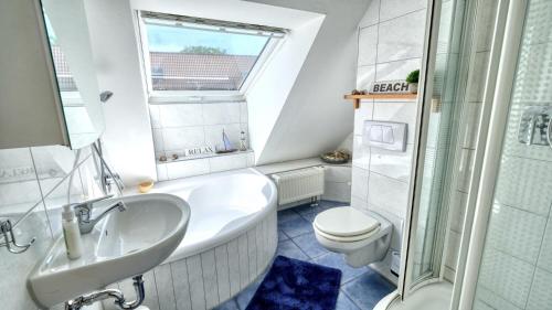 马克多夫Ferienwohnung Iris und Uwe的白色的浴室设有水槽和卫生间。