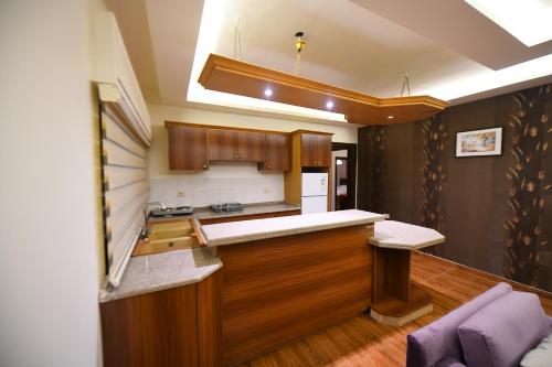 Ash Shumaysānīفندق الفاروق的厨房配有木制橱柜和台面